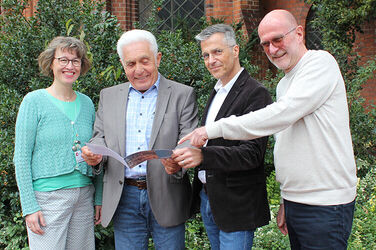 Freuen sich über das Interesse an ihren Vorträgen: Referentin Henrike Nielsen von KIBIS Hannover, Autor Burkhard Thom, Referent Gerhard Itzen, Suchttherapeut und KRH Suchtberater, und Mit-Organisator Thomas Kreissl, Genesungsbegleiter in der Klinik für Suchtmedizin und Psychotherapie.