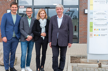 Eröffneten das Gemeindepsychiatrische Zentrum in Neustadt am Rübenberge: v. l. Steffen Krach, Regionspräsident und Aufsichtsratsvorsitzender des KRH, Bastian Flohr, Geschäftsführender Direktor und Pflegedirektor der KRH Psychiatrie Wunstorf und Langenhagen, Dr. Andrea Hanke, Sozialdezernentin der Region Hannover und Ansgar Niedersächsisches Ministerium für Soziales, Arbeit, Gesundheit und Gleichstellung.